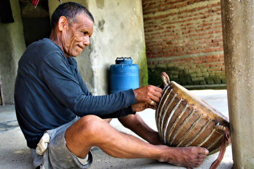 दमाहा र ट्याम्का बनाएरै जीविकोपार्जन गर्छन् बाँकेका पस्तोके